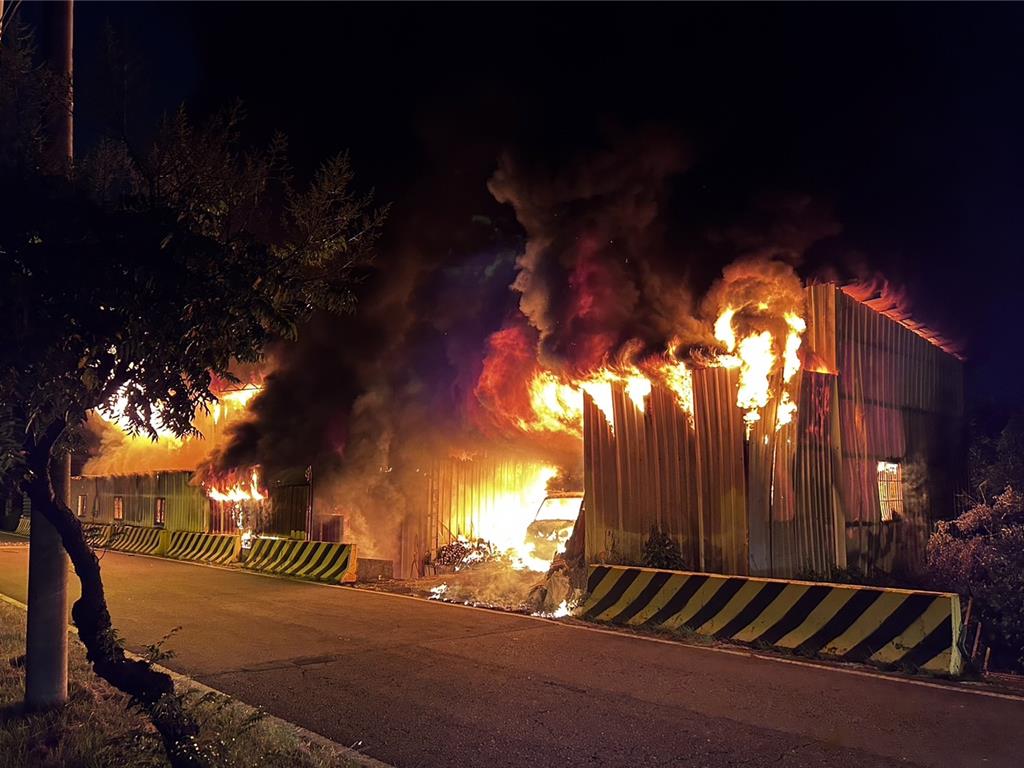 警消抵達該火災事故點，發現鐵皮屋陷入火海，且火勢延燒至隔壁鐵皮屋倉庫。（台中市消防局提供／張妍溱台中傳真）