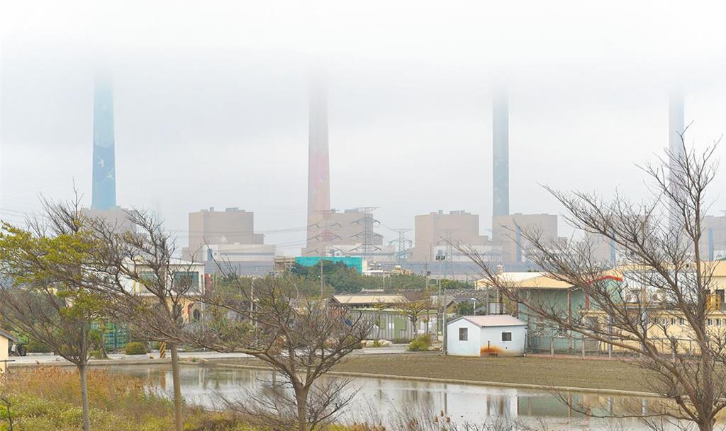 台電為以燃氣取代燃煤，減少空汙及碳排，規畫在中火新建4部燃氣機組，並逐步拆除2部燃煤機組、4部機組逐步轉為備用機組，30日通過環評初審。（本報資料照片）