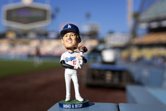 MLB》提前的耶誕禮物 喬凱利兒子用實戰手套交易到大谷限量版公仔 