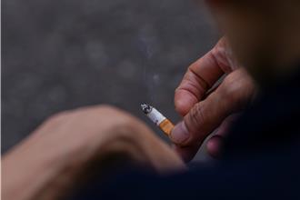 英国工党政府被爆将祭「户外禁菸令」 酒吧不高兴！