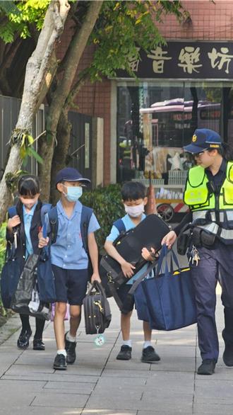 北市文二警開學日化身美國隊長  大力護童宣導犯防