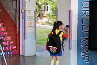 鍾東錦夫妻馬路護送學生 陪小一新生迎開學啟用數位學生證