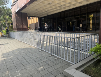 館長放話「柯文哲被帶走就包圍北檢」！警急架設2層圍欄防滋事