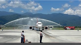 影》首架外籍航空落地台東機場 高規噴水禮迎越南旅客