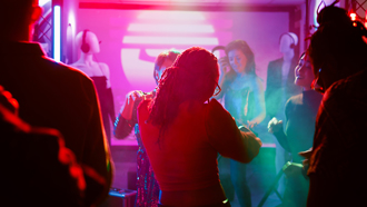 前线打仗后方享乐 俄罗斯夜店男女全裸抢iPhone