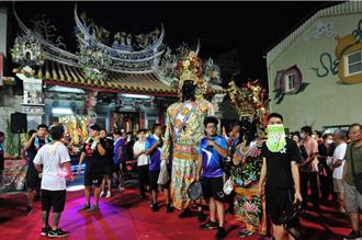 麻豆護濟宮金蓮寺夜巡遶境明登場 「迎暗藝」展百年精神