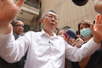 柯文哲「上車前」想說話遭悍女檢打斷 怒嗆：除非把我帶走 