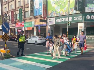 龙潭警分局开学日启动护童专案 维护学童上下学交通安全