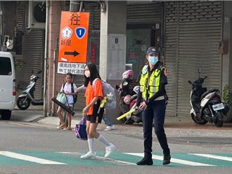 中坜分局出动40名警力 开学日启动护童专案