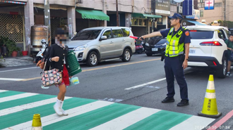 開學首日淚灑校門 屏東警察暖心開導小一新生
