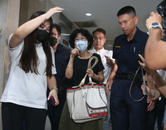 陳佩琪北檢複訊後請回 民眾抗議聲中被黃珊珊接回家