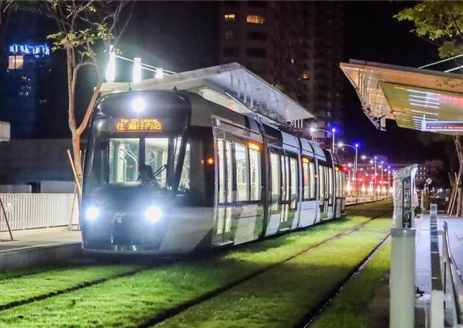 一名网友到高雄玩想搭轻轨，却被在地友人劝退，让他好奇高雄人是否不搭轻轨。（资料照）