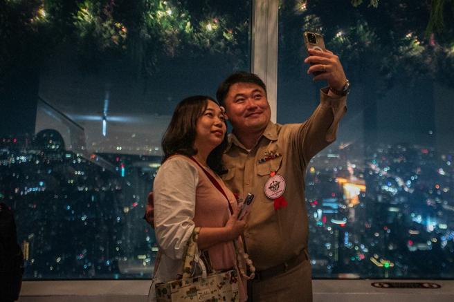 國軍楷模與眷屬一同和夜景合影，記錄下美好時刻。 
（記者林睿奕攝）