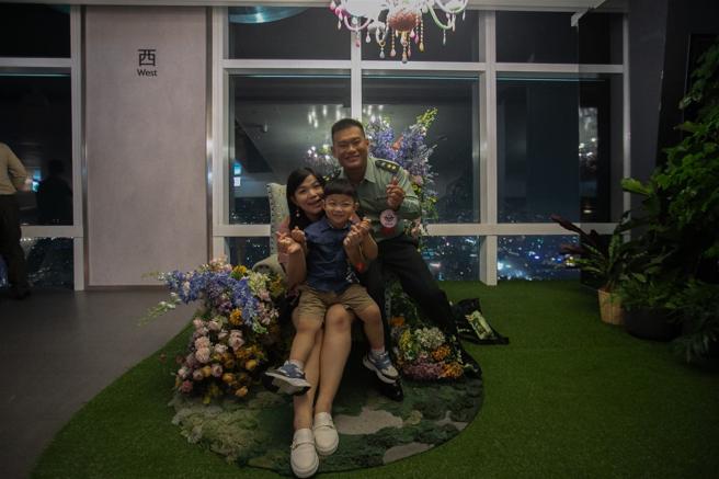 國軍楷模和眷屬愉快合影，享受難得天倫時刻。 
（記者林睿奕攝）