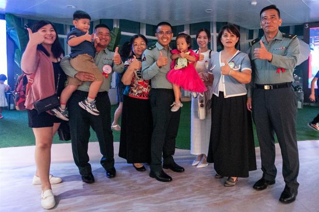 國軍楷模、模範團體主官及眷屬，登上101觀景臺參觀。（記者林睿奕攝）