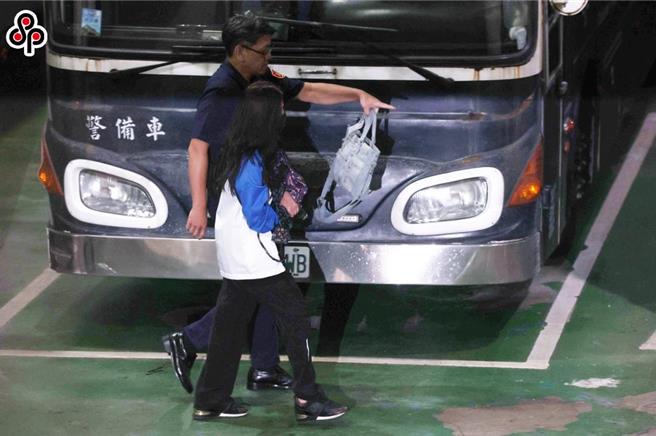 检方侦办京华城案查出过程涉贿，检察官声请羁押禁见，台北地院30日裁定台北市议员应晓薇（前）羁押禁见。（杜宜谙摄）