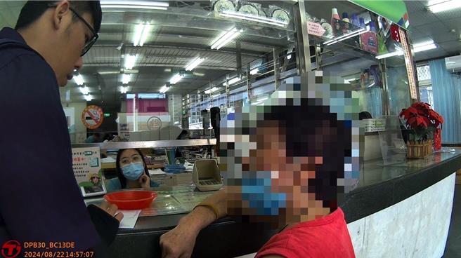 一名婦人聲稱要匯款給姪子的朋友，但警方在婦人手機瞄到詐騙集團教戰對話紀錄。（新埔分局提供／邱立雅竹縣傳真）