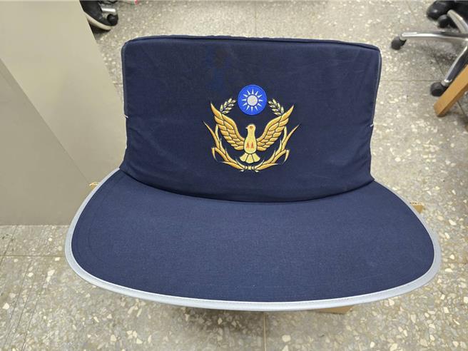 警方說，客製大警帽高25，直徑56，長76公分，裡面裝棉花，可容納6-7名孩童戴，今首曝光，未來將應用在犯罪宣導及婦幼安全活動上。（清水警分局提供／張妍溱台中傳真）