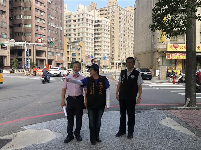 交通警察大队大队长李维振（右）开学日至现场观察环南路主线车流量状况，确保交通顺畅，并建议用路人可多利用振兴西路为替代道路。（警方提供）