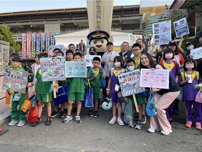 桃园警察分局也运用开学日扩大进行交通安全宣导，于校门口设置交通安全宣导摊位，主动向开学前来上学之幼童及家长进行交通安全宣导教育。（警方提供）