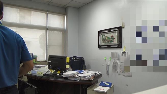 嘉义县调查站干员今年7月2日搜索义竹乡公所调查绿能弊案。（嘉检提供／廖素慧嘉义传真）