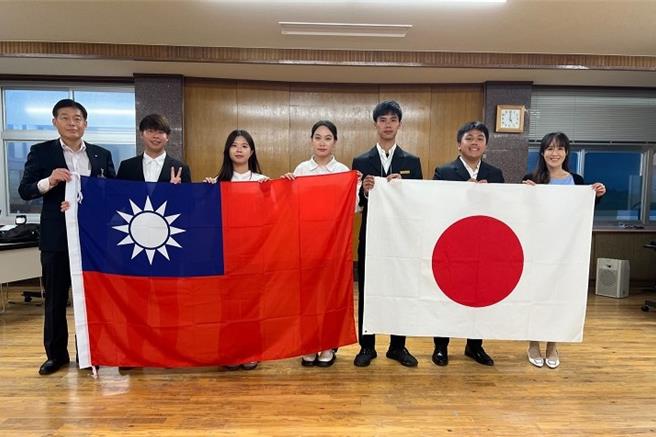 立山町町长舟桥贵之（左一）在任命仪式当天颁发学生「观光大使」的荣誉，右一为观光与会展活动学系主任詹宜萤。（中华大学提供／王惠慧新竹传真）