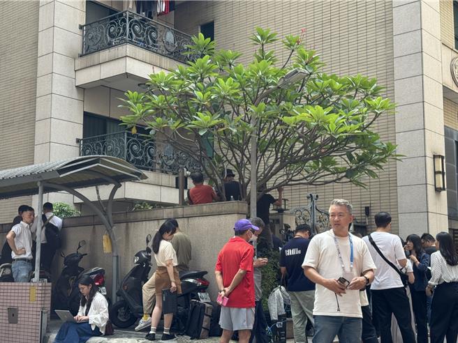 检廉现仍于柯文哲住家搜索，大批媒体在外等候。（李奇叡摄）