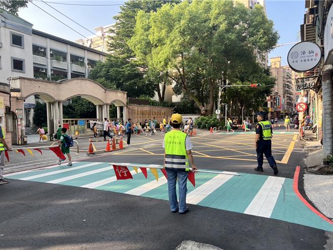 今天是开学日，新北市警察局各分局执行护童勤务。（新北市妇幼警察队提供）