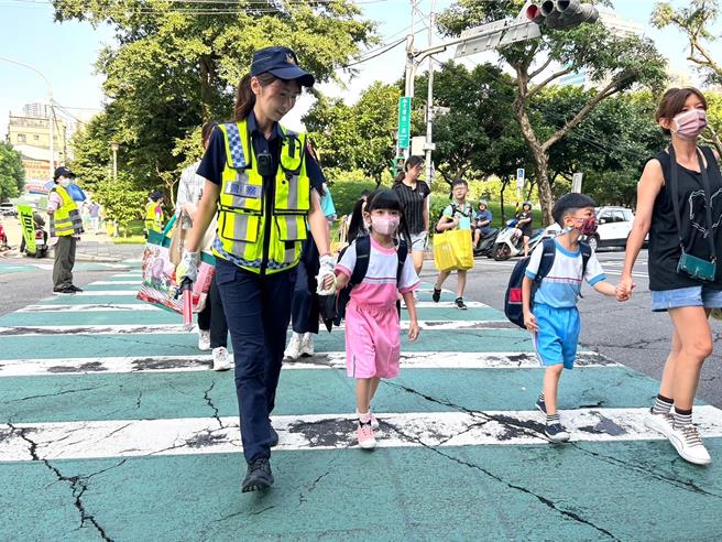 今天是开学日，新北市警察局各分局执行护童勤务。（新北市妇幼警察队提供）