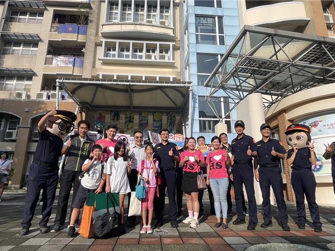 今天是开学日，新北市警察局各分局执行护童勤务。（新北市妇幼警察队提供）