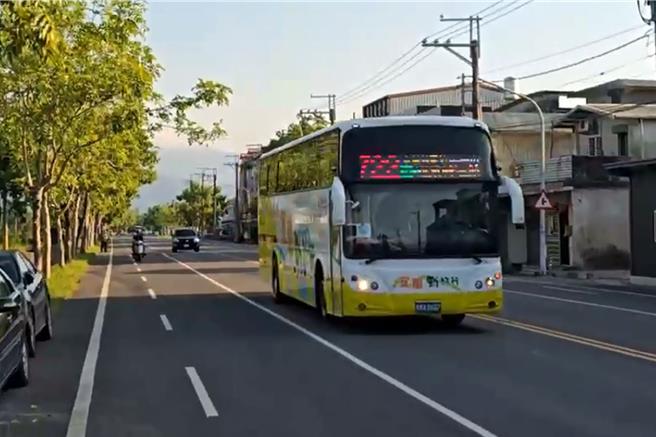 經立法委員陳俊宇爭取，宜蘭縣境的722通學專車路線今天啟用。（立委陳俊宇服務處提供）