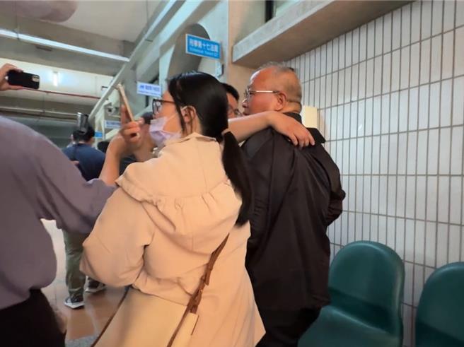 「指传媒」记者的林献元涉受「中共福建省委员会」官员指示，于去年10月至12月总统大选期间，委托自称「民调专家」的退休副教授苏云华（左）捏造9波假民调案件，台中地院30日上午宣判，苏则在家属陪同下出庭。（潘虹恩摄）