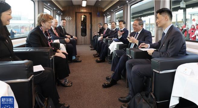 當地時間2024年1月14日下午，大陸國務院總理李強與瑞士聯邦主席阿姆赫德共同乘專列自蘇黎世前往瑞士首都伯爾尼，一路在輕鬆友好的氛圍中坦誠交流。（新華社）