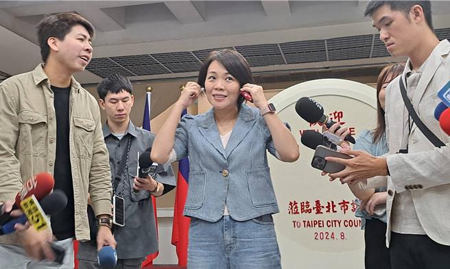 對於柯文哲因京華城案被檢調搜索，民進黨台北市議員簡舒培30日上午直言「完全不意外」。（温予菱攝）