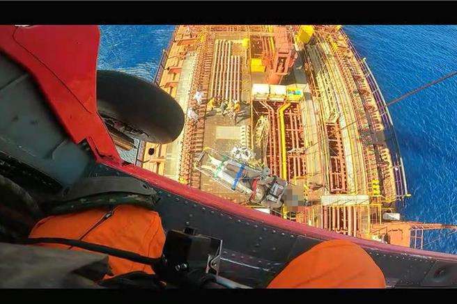 巴拿馬籍油輪「Marina Aman」號29日在屏東外海鵝鑾鼻東南54浬處發生意外，3人不明因掉落艙，海巡署與空勤總隊前往吊掛救援。（空勤總隊提供／羅琦文屏東傳真）