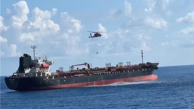 巴拿馬籍油輪「Marina Aman」號29日在屏東外海鵝鑾鼻東南54浬處發生意外，3人不明因掉落艙，海巡署與空勤總隊前往吊掛救援。（海巡署艦隊分署提供／羅琦文屏東傳真）