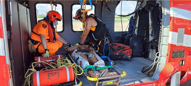 救難人員在直升機上不斷施予急救。（空勤總隊提供／羅琦文屏東傳真）