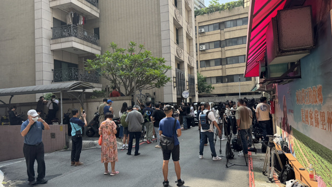 检廉30日搜索民眾党主席柯文哲住处，大楼外聚集大批媒体守候。（姚志平摄）