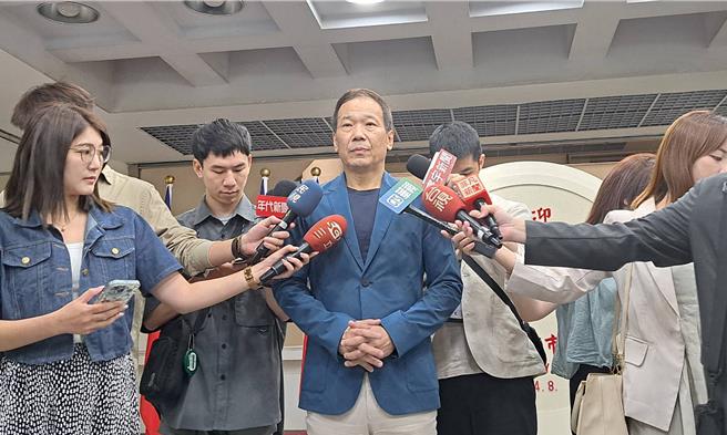 國民黨台北市議員鍾小平30日上午受訪時，也呼籲市長蔣萬安應該要求京華城從下週一起即刻停工，「蓋章的市長都被傳訊，還不停工嗎？」（温予菱攝）