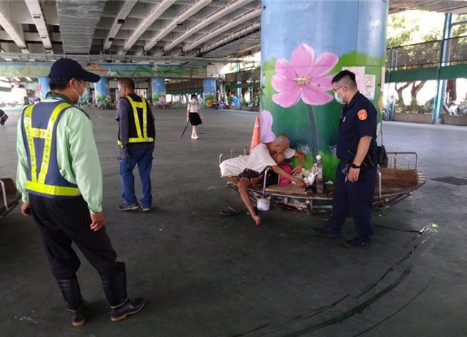 新北市2000年開始有保全駐點於新北河濱公園，今年初增加2哨點到目前共53個保全崗哨。保全及永和分局警察共同取締違規攤販。（新北市高灘處提供）