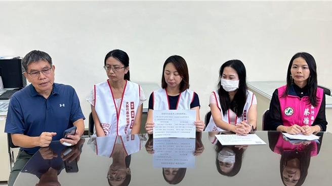 大新竹高中就学权益自救会家长们担心高中会考3级分制度影响自家孩子就学权益，诉求改革3级分制成为更细致的5级制或7级制。（蔡蕥鍹提供／邱立雅竹县传真）