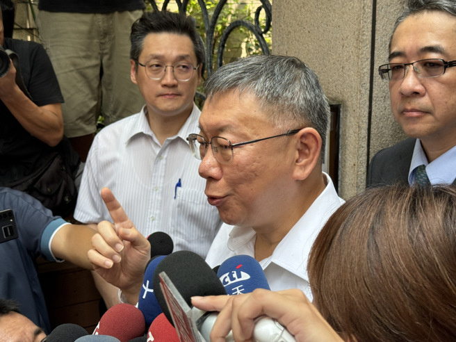 柯文哲现身，要廉政署说明为何搜索。（李奇叡摄）