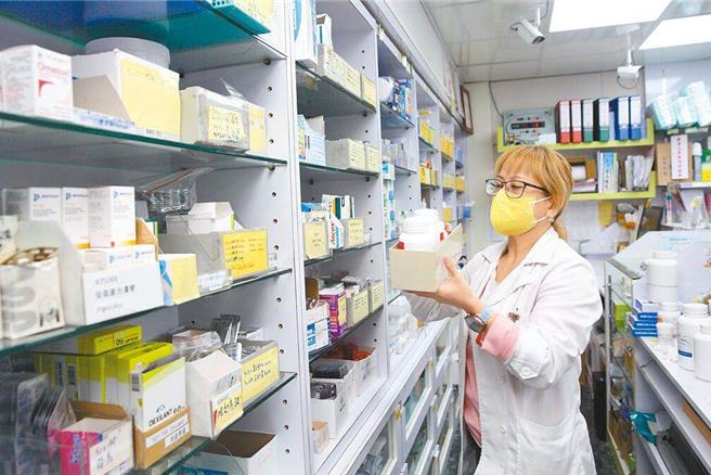 图为社区药局药师抓药。（张铠乙摄）