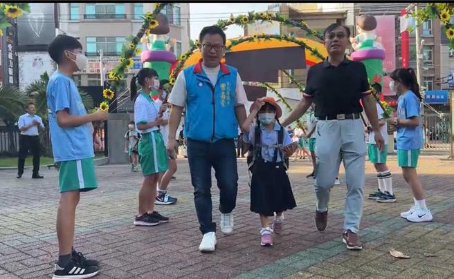縣議員曹嘉豪（左1）的小女兒今年剛好就讀小學一年級，他特別送女兒上學，他說，比6年前送大女兒上小學更緊張。（民眾提供／葉靜美彰化傳真）
