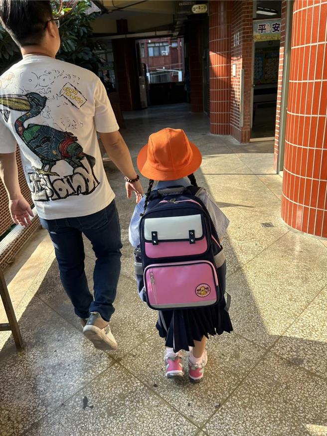 開學日，縣議員曹嘉豪牽著小女兒的手，送女兒上小學一年級，互動溫馨。（曹嘉豪提供／葉靜美彰化傳真）