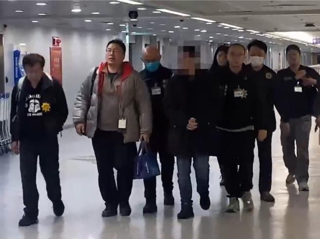 台籍劉姓男子（中）與同夥2016年間在西班牙犯下電信詐欺案，西班牙檢警破獲逮回281名台籍嫌犯，引渡到大陸重判，劉則逃亡波蘭落網遭拘留逾6年，今年初由波蘭遣返回台，創下自外國引渡通緝犯返台的首例。（民眾提供／潘虹恩台中傳真）