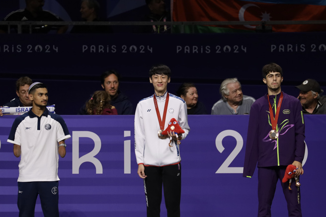 蕭翔文（圖中）在巴黎帕運跆拳道項目摘銅。（圖／體育署提供）