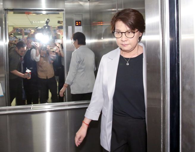 台北地檢署偵辦京華城弊案，30日搜索柯文哲辦公室並帶走電腦主機等證物，立委黃珊珊表示尊重司法調查。（范揚光攝）