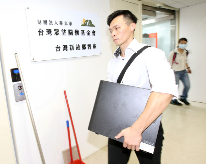 台北地檢署偵辦京華城弊案，30日搜索柯文哲辦公室並帶走電腦主機等證物。（范揚光攝）