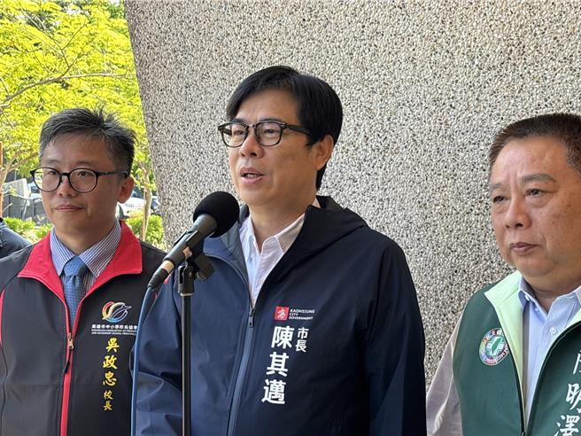 檢調偵辦京華城案，今日清晨7點前往民眾黨主席柯文哲住處進行搜索，經過約4.5小時搜索，隨後柯文哲坐上自己車跟著廉政署的車前往廉政署偵訊，對此，高雄市長陳其邁上午表示，希望檢調釐清案情，勿枉勿縱。（林雅惠攝）